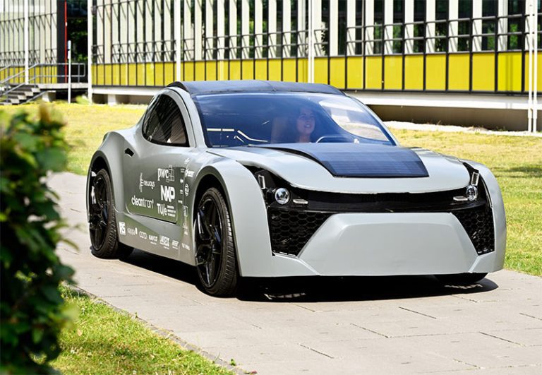 A Solar-Powered Electric Vehicle Removes Carbon Dioxide from the Atmosphere
